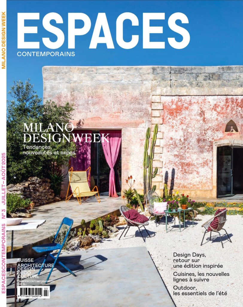 Photo de couverture d'un numéro du magazine «Espaces contemporains», montrant une maison en pierre avec un jardin, des cactus et plusieurs chaises.